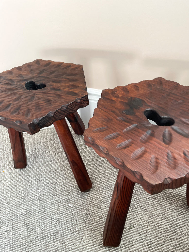 Pair of vintage French pine hand-carved heart stools in Breton style - Moppet