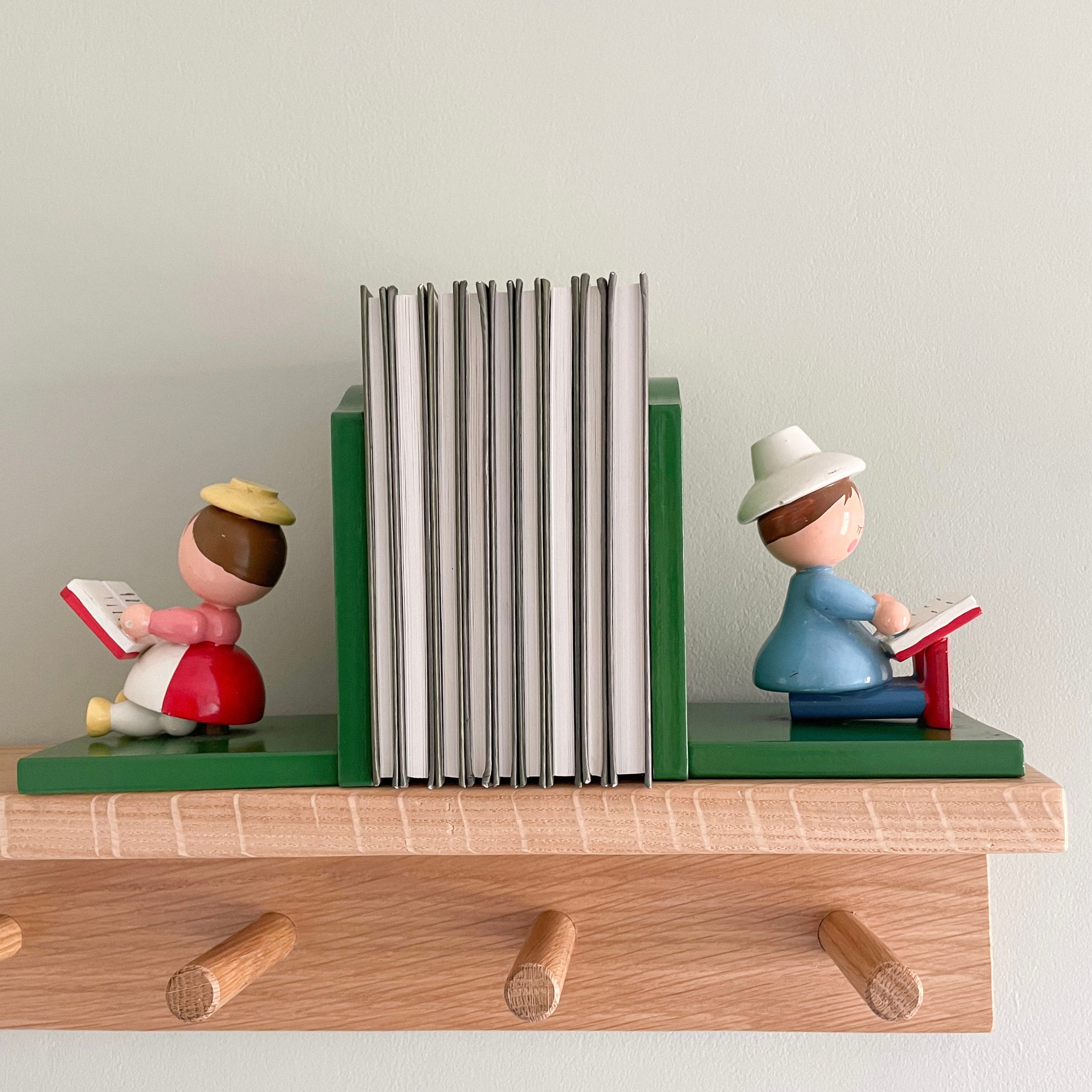 Vintage 1960s wooden Italian bookends featuring a girl and boy reading, by Sevi 1831 - Moppet